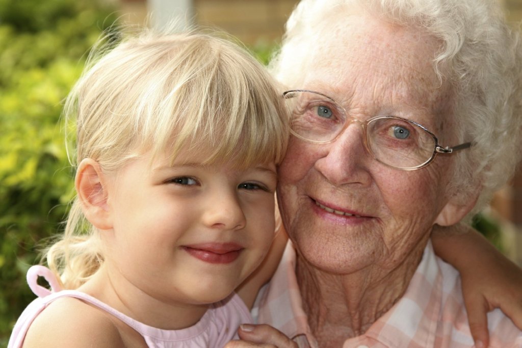Pani, ktorej osteoporóza nedovolila vziať do náručia vnúčatá, si ich teraz s radosťou užíva